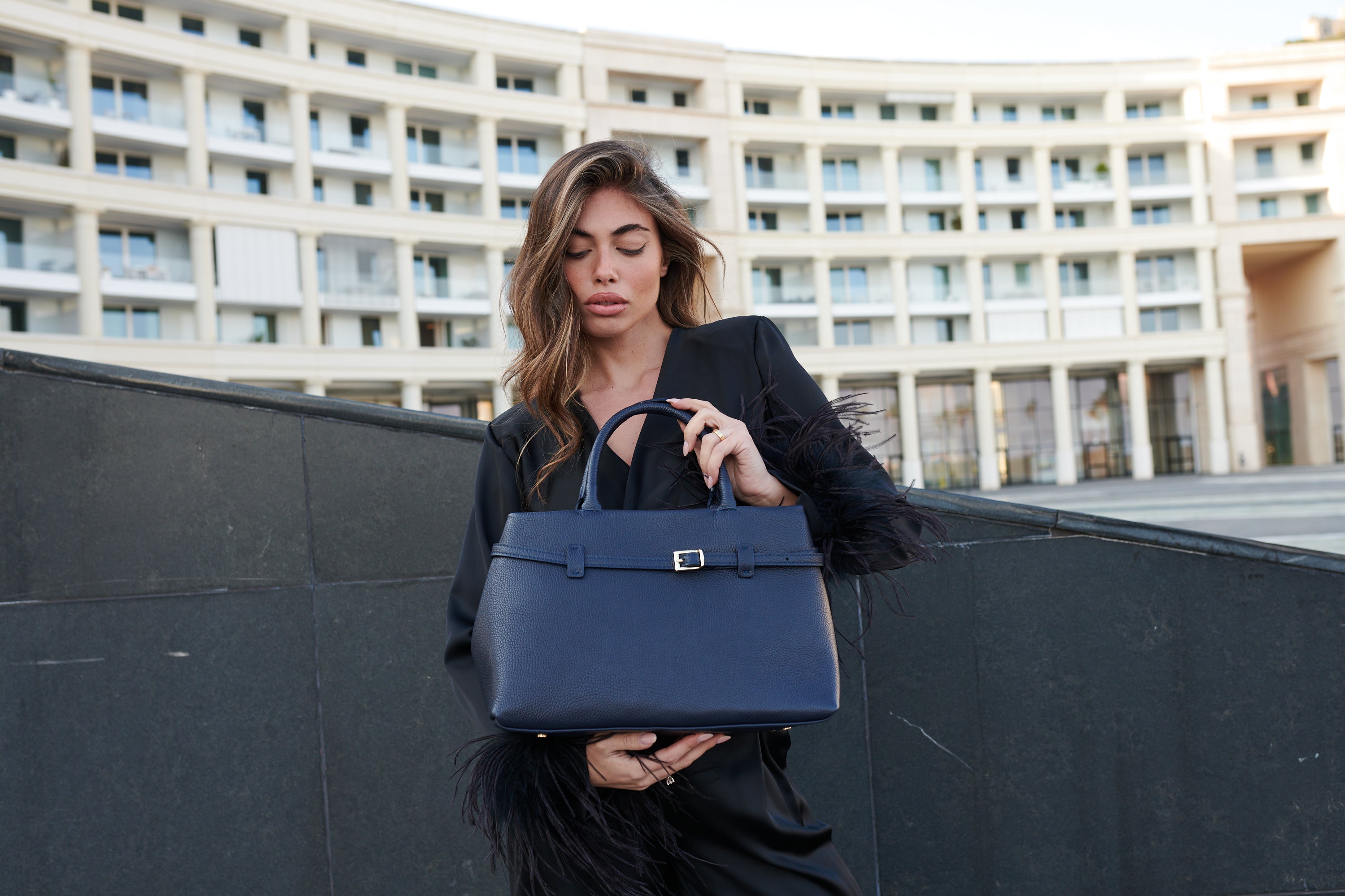 Borsa a spalla da donna in vera pelle di vitello con tracolla regolabile mod. CRISTINA
